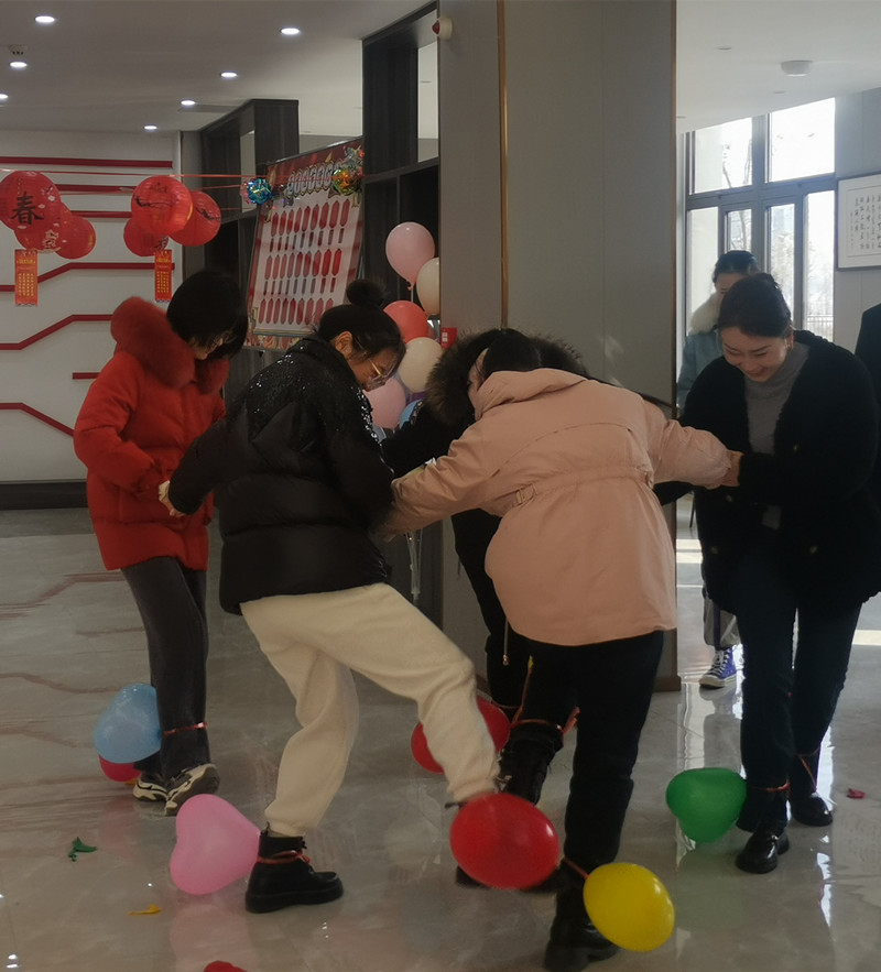 093945-846721.jpg 踩氣球.jpg